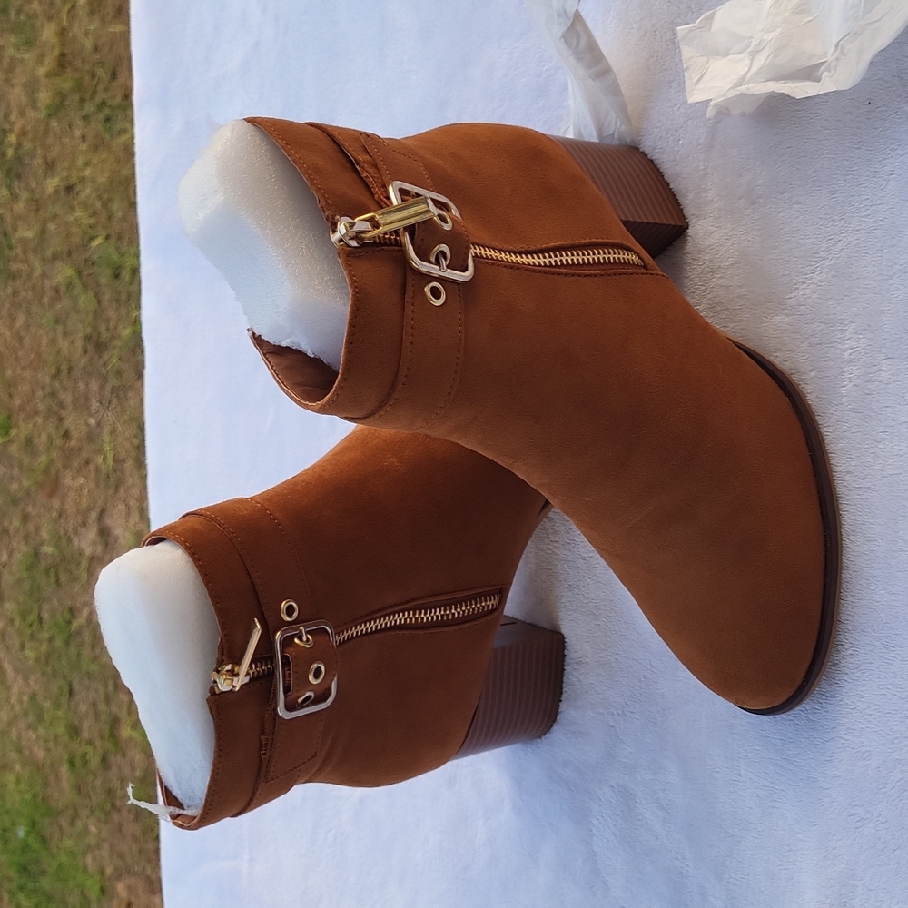 Layne Bryant size 8 suede zip up boots